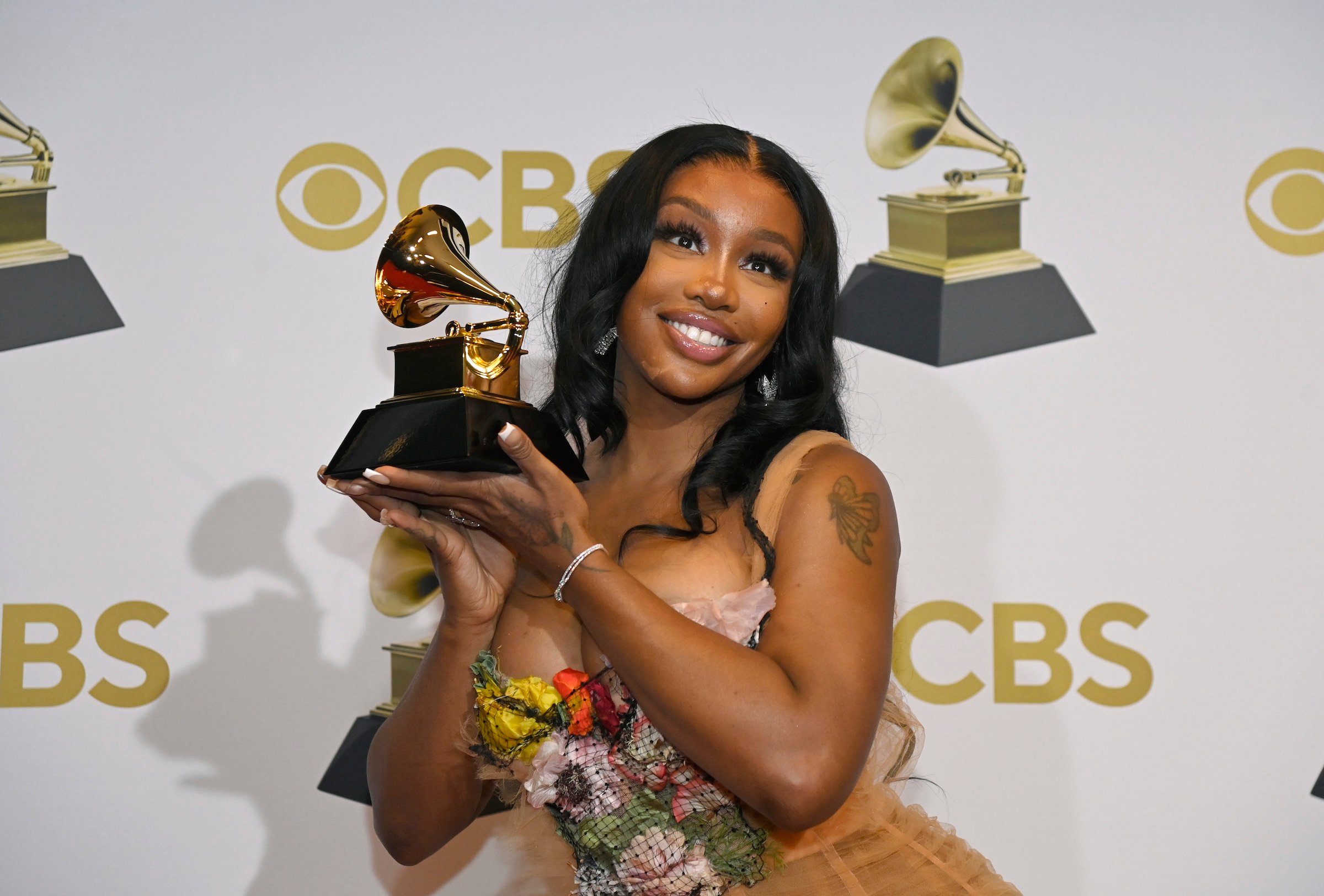 SZA holding her Grammy Award
