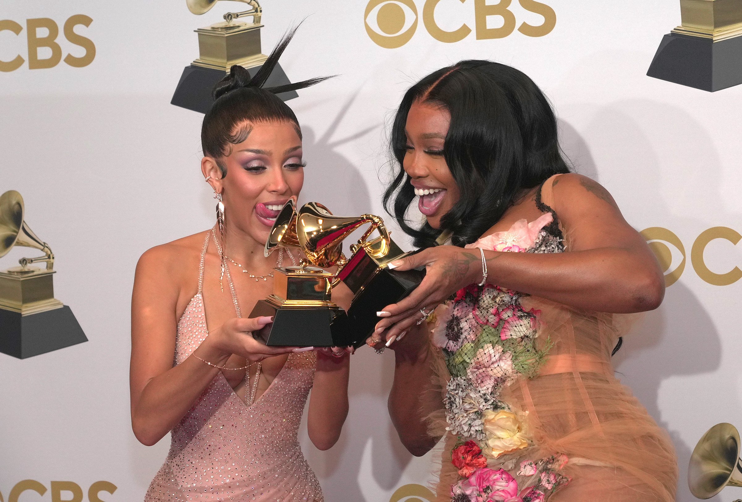 Doja Cat and SZA touching their Grammy Awards together