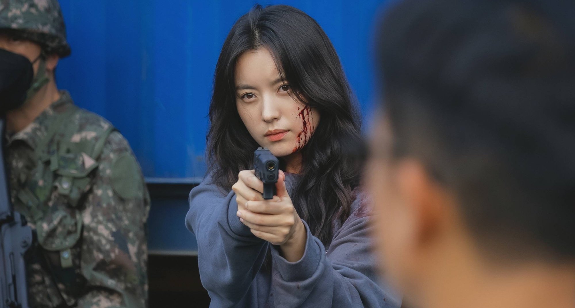 Sae-bom in 'Happiness' K-drama holding up a gun.