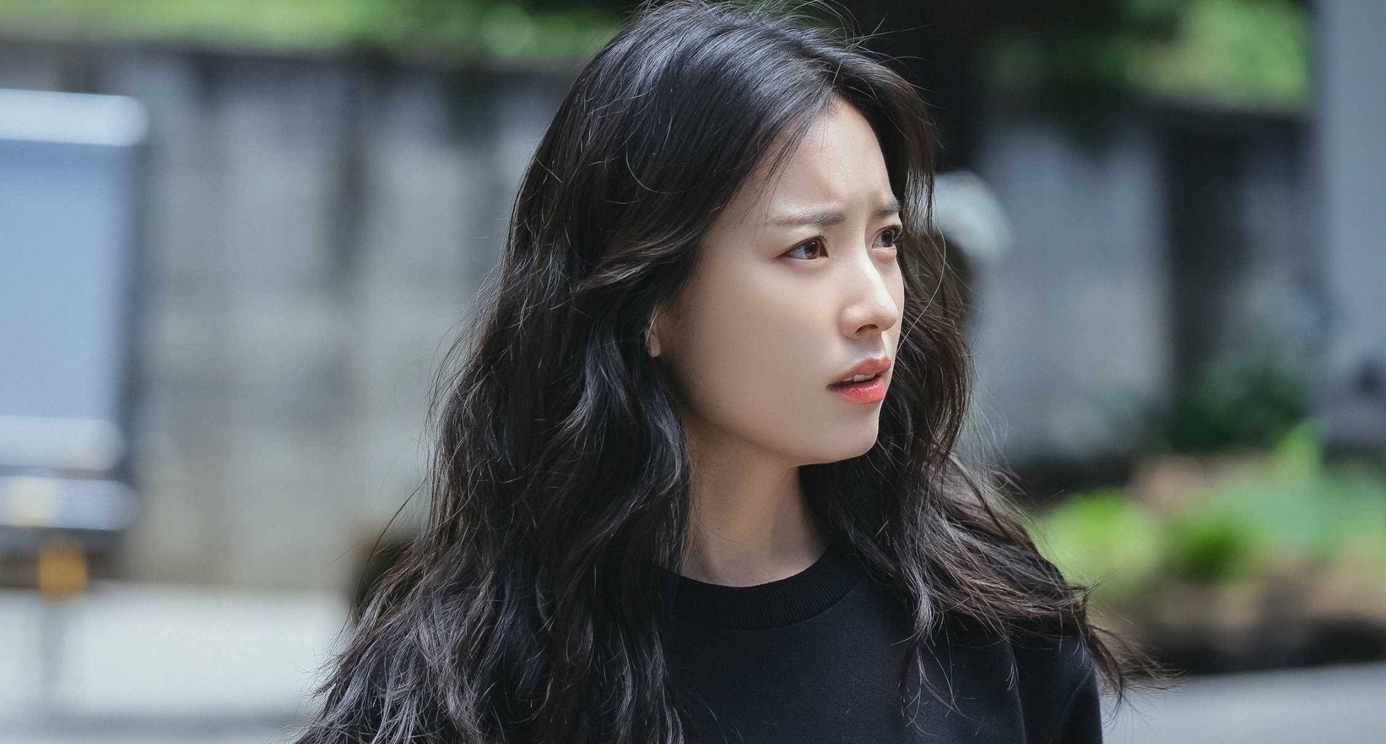 Sae-bom in 'Happiness' K-drama outside wearing t-shirt.