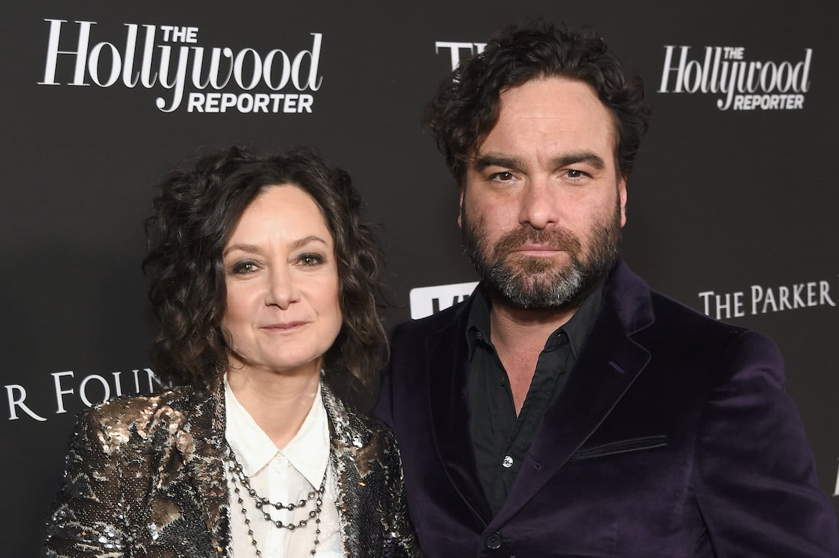 Sara Gilbert and Johnny Galecki smiling