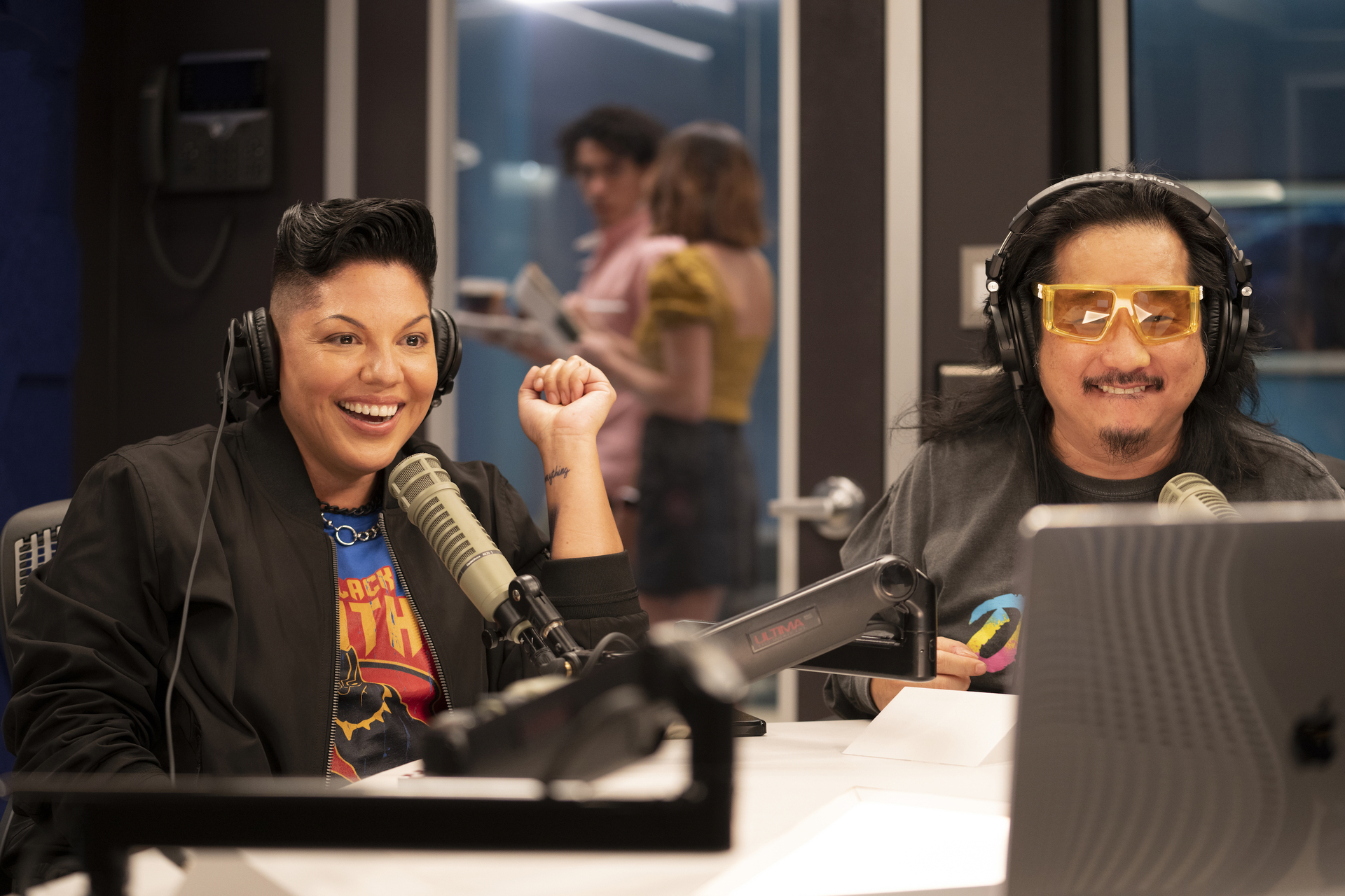 Sara Ramirez as Che Diaz and Bobby Lee as Jackie Nee in 'And Just Like That...'