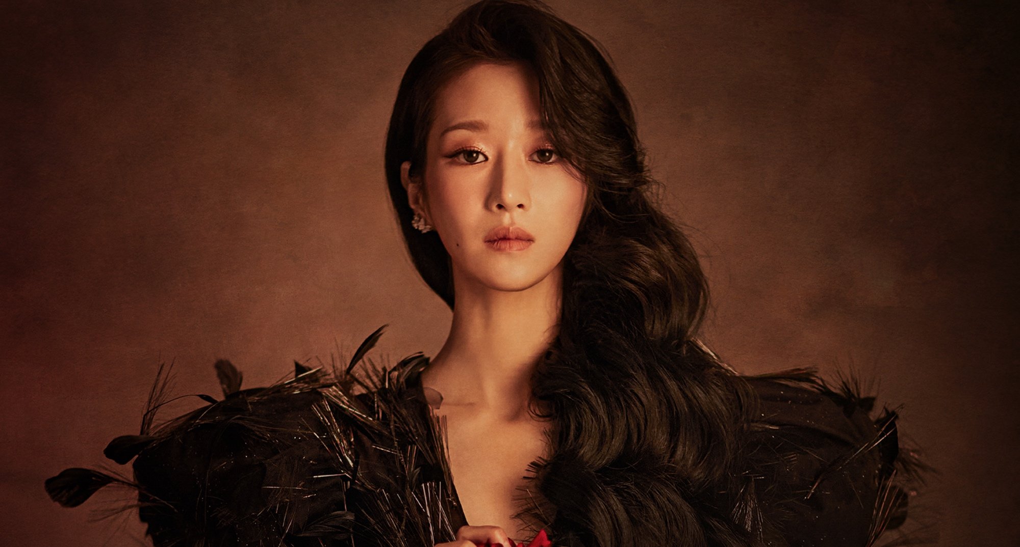 Seo Ye-ji as the lead in the K-drama 'Eve' wearing black feathered dress.