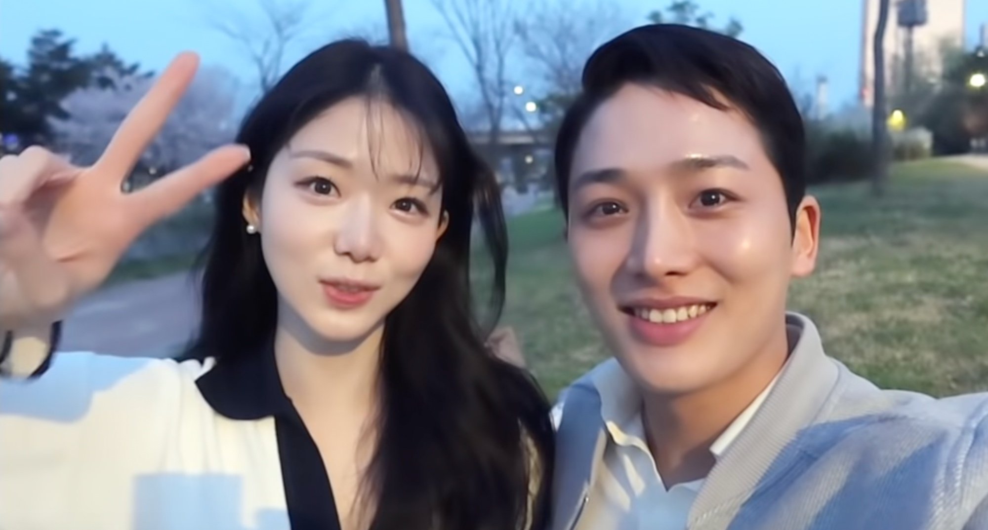 Shin Ji-yeon and Moon Se-hoon from 'Single's Inferno' outside.