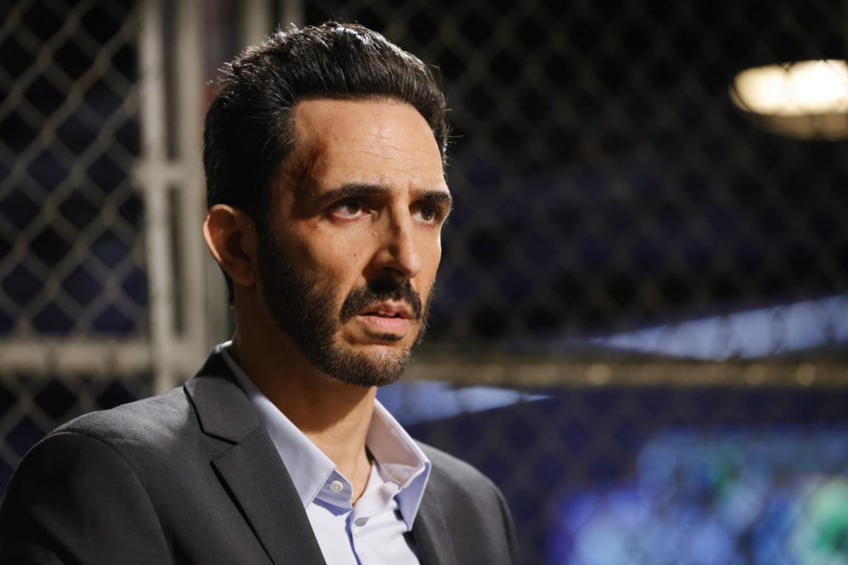 Amir Arison als Aram Mojtabai in Staffel 9 von The Blacklist. Amir hat eine Platzwunde an der Seite seines Kopfes.  
