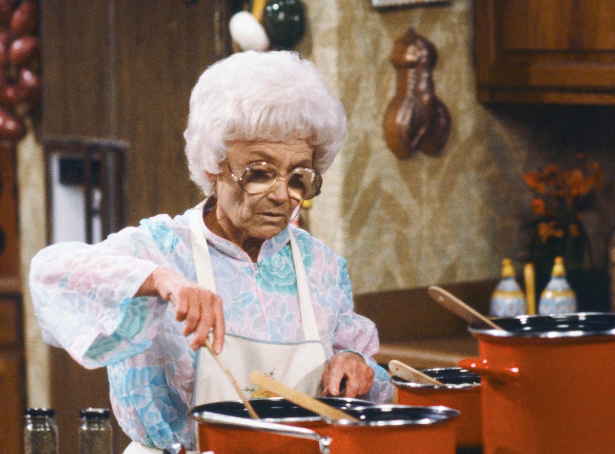 jvharris_1965 on X: So, how old were you before you realized the Golden  Girls had a baking pan shaped like a penis with balls?   / X