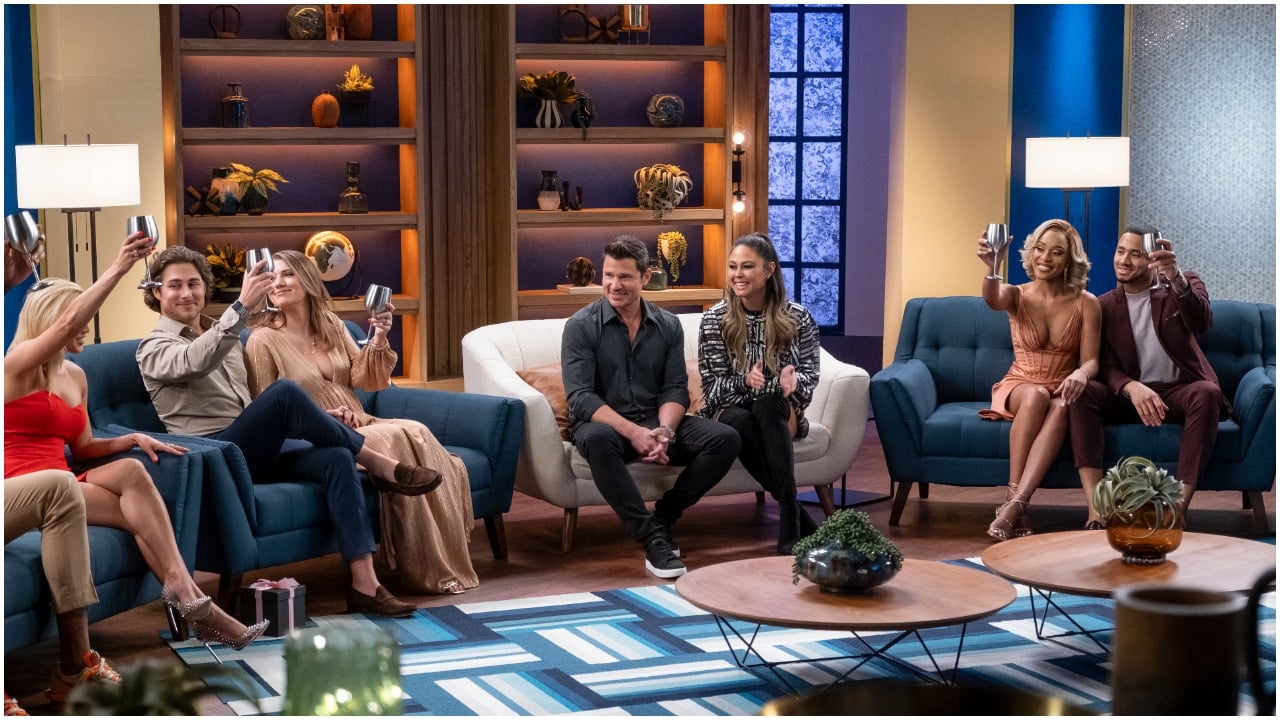 (L to R) April Melohn, Colby Kissinger, Madlyn Ballatori, Nick Lachey, Vanessa Lachey, Shanique "Nikki" Brown, Randall Griffin toasting during episode 10 of 'The Ultimatum: Marry or Move On'