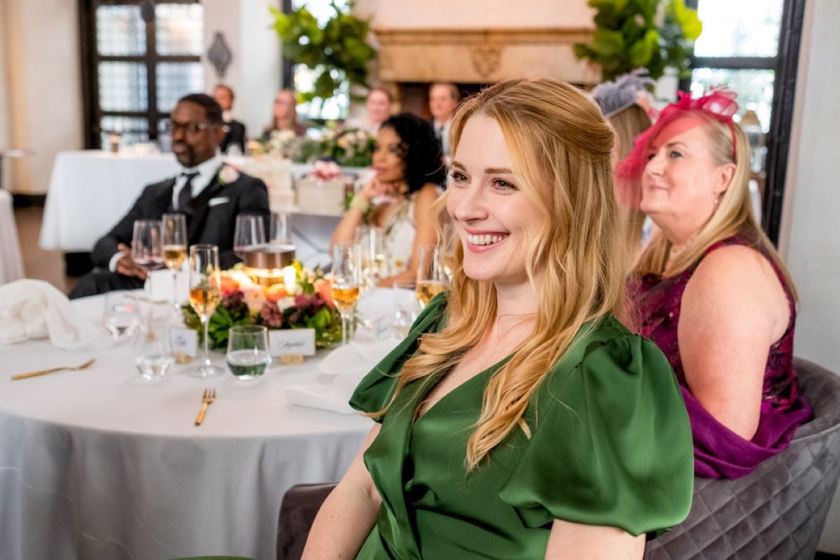 Alexandra Breckenridge, Star aus „This Is Us“, Staffel 6, Folge 14, trägt in ihrer Rolle als Sophie ein smaragdgrünes Kleid.