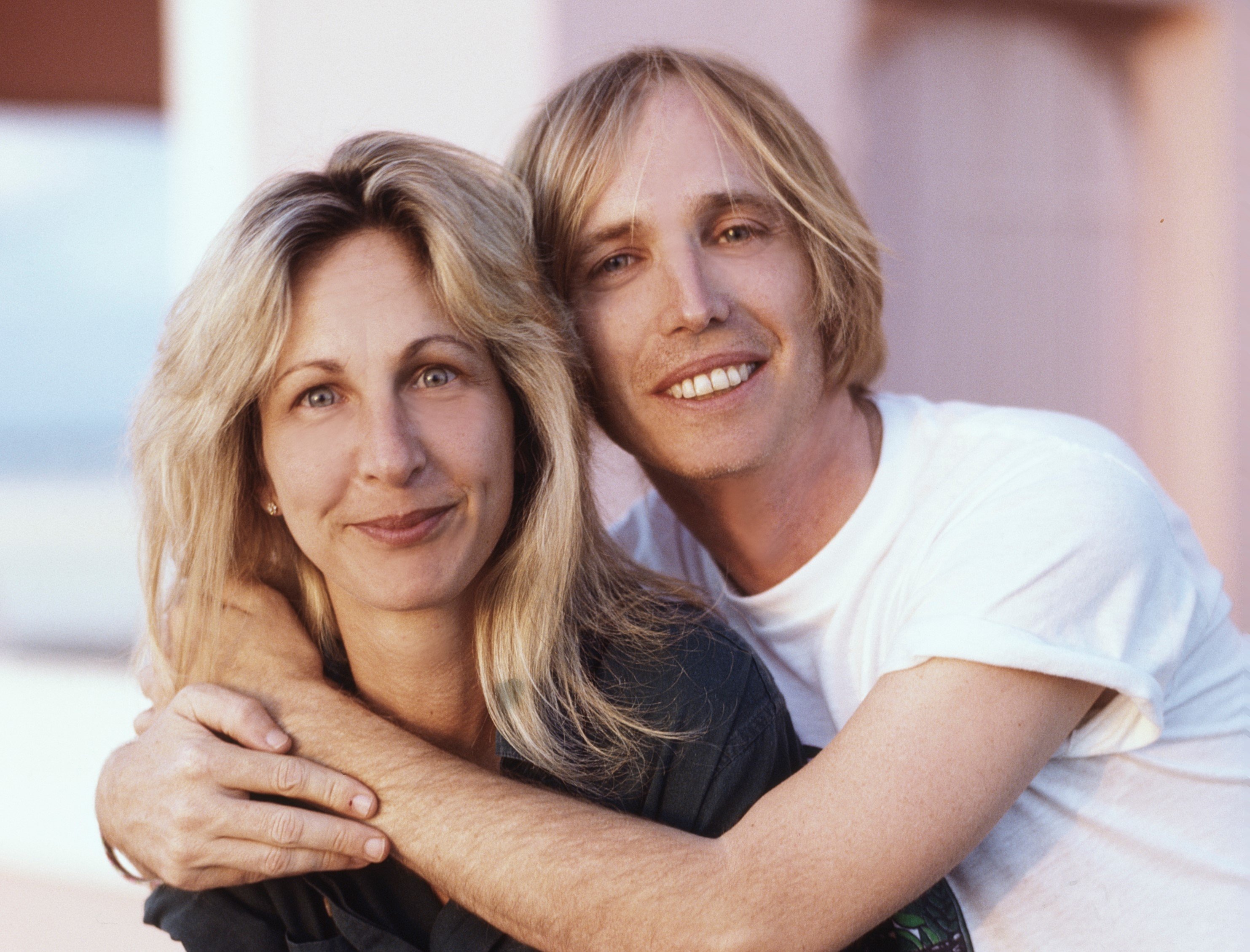 Tom Petty wraps his arms around his first wife Jane Benyo