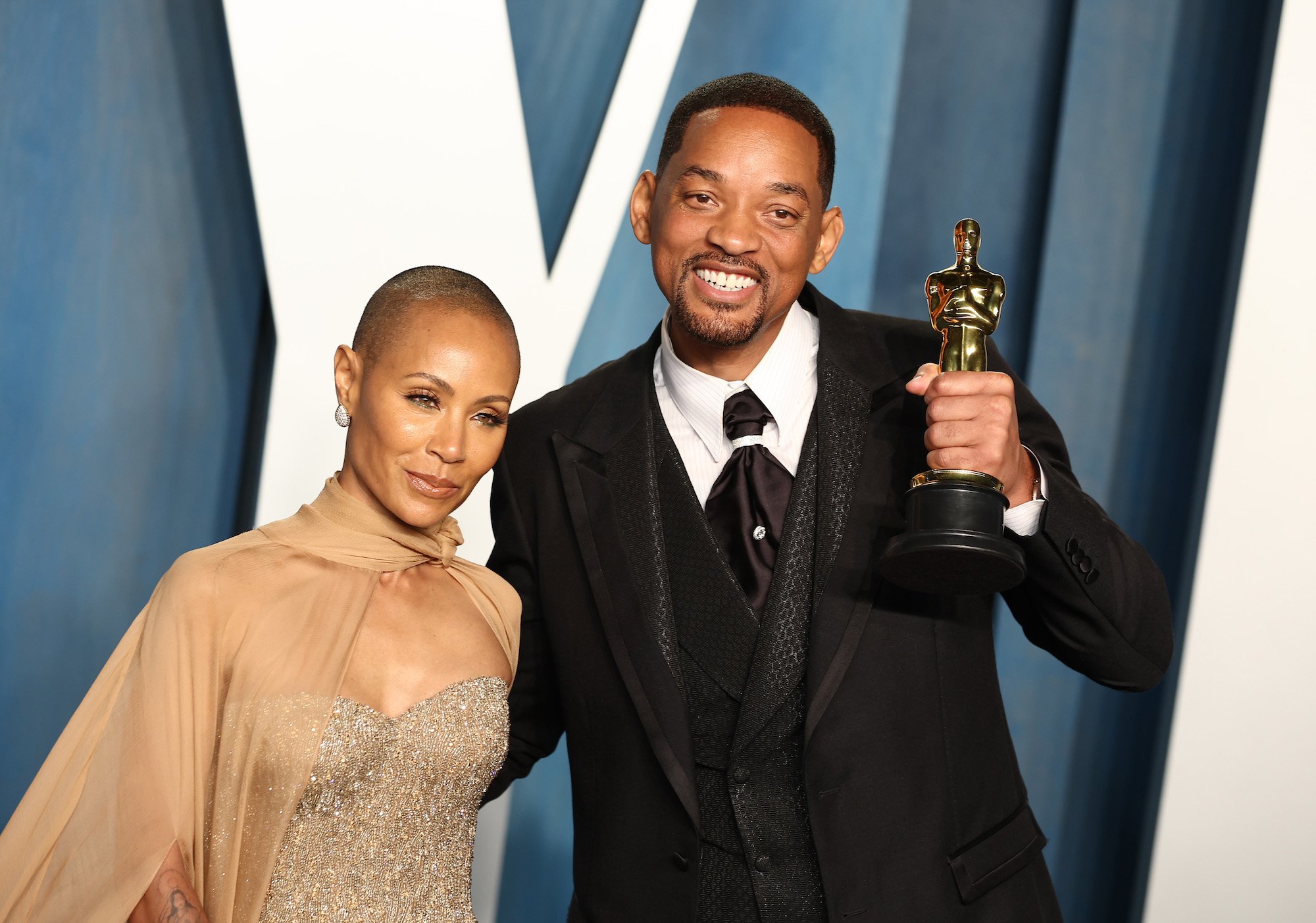 Will Smith holds Jada Pinkett Smith and his Oscar at the Vanity Fair party