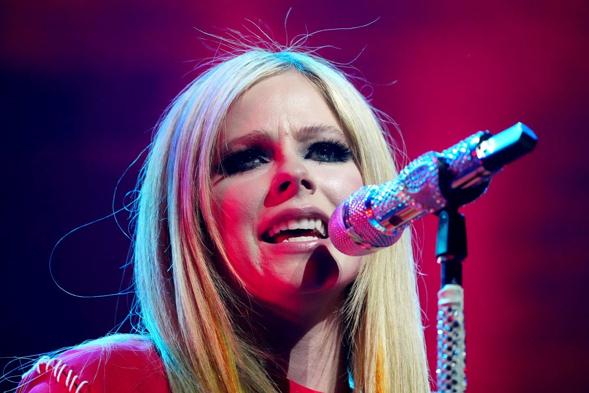 Avril Lavigne bites me
