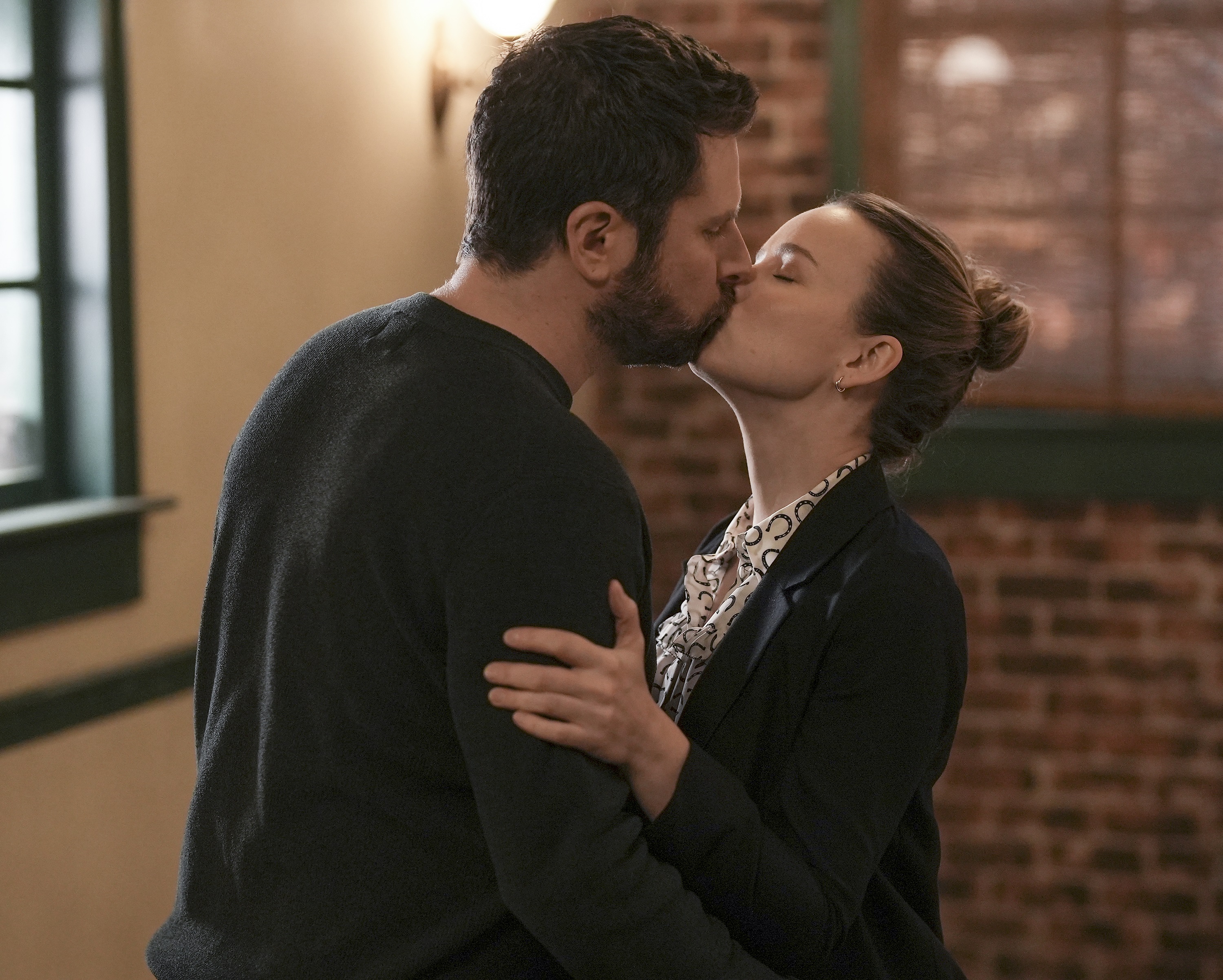 'A Million Little Things' cast members James Roday Rodriguez as Gary and Allison Miller as Maggie kissing