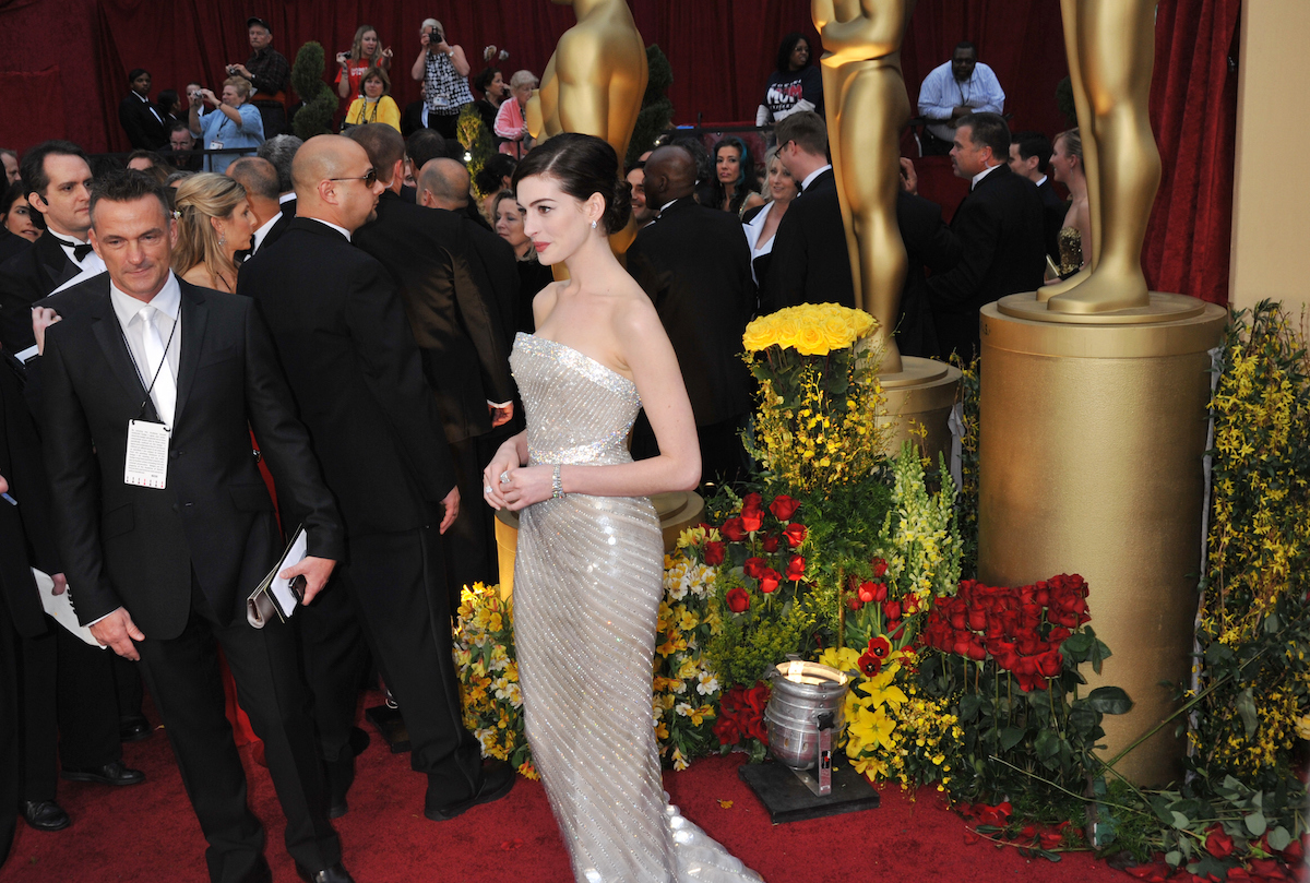 Anne Hathaway arrives at the 2009 Academy Awards and poses for cameras