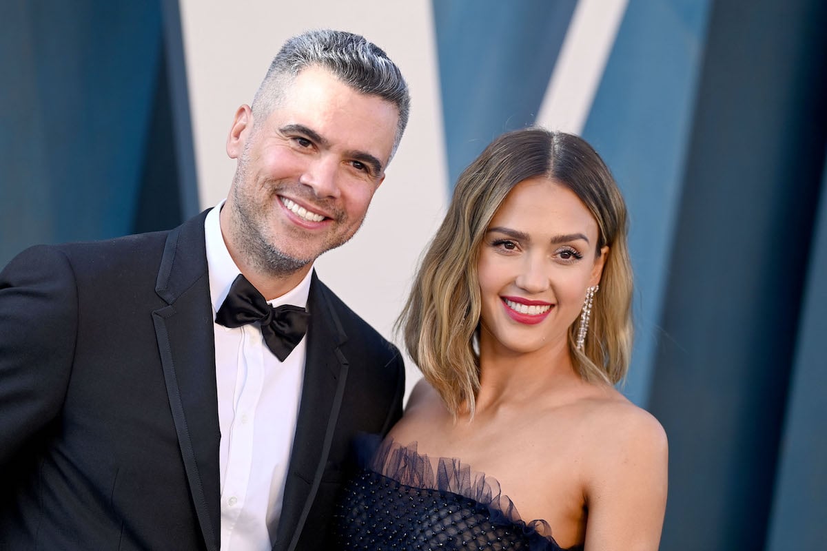 Cash Warren and Jessica Alba attend the 2022 Vanity Fair Oscar Party hosted by Radhika Jones