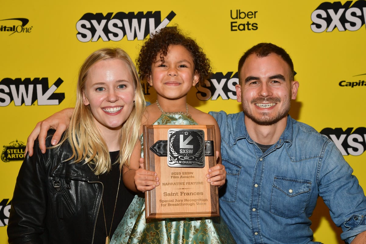 Ramona Edith Williams plays Makayla on Chicago P.D. The actor poses for a photo with Kelly O'Sullivan and Alex Thompson and holds a plaque. 