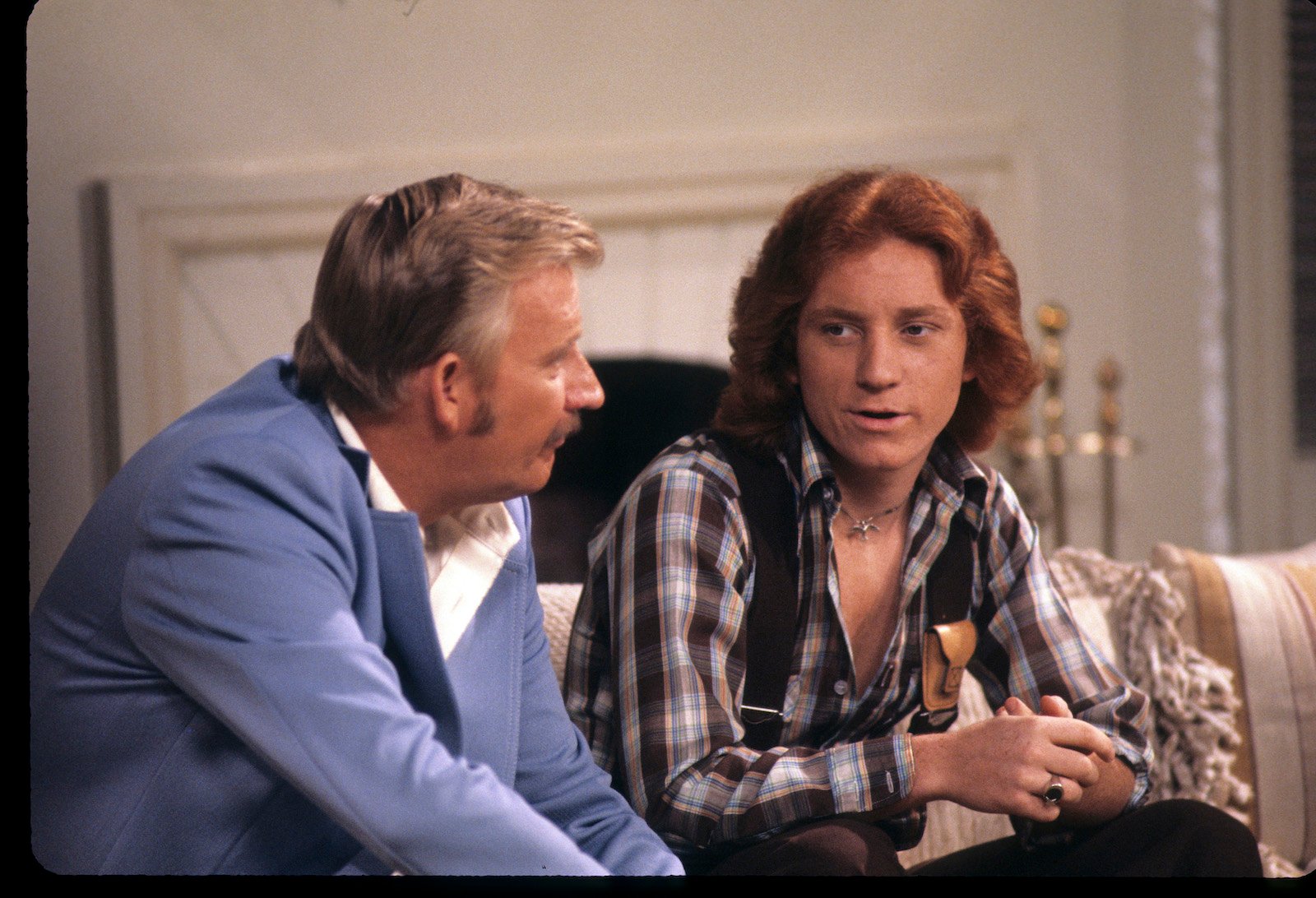 Dave Madden and Danny Bonaduce sit next to each other on 'The Partridge Family' Thanksgiving special