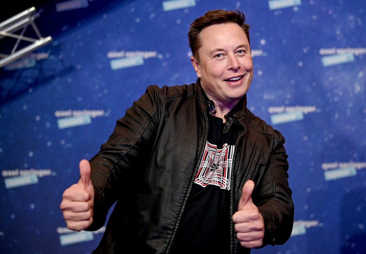 Elon Musk giving the thumbs up on the red carpet for the Axel Springer Award 2020