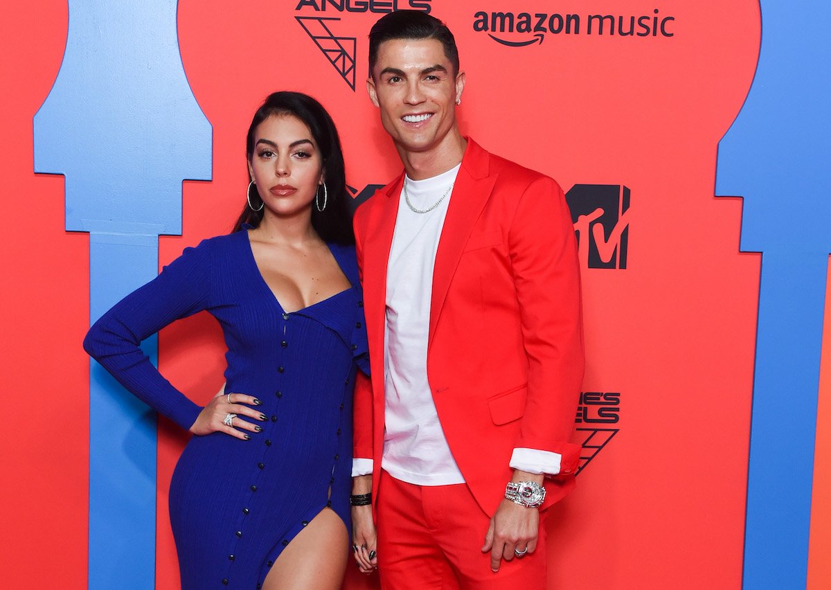 Georgina Rodríguez and Cristiano Ronaldo pose for photos at the MTV VMAs 2019