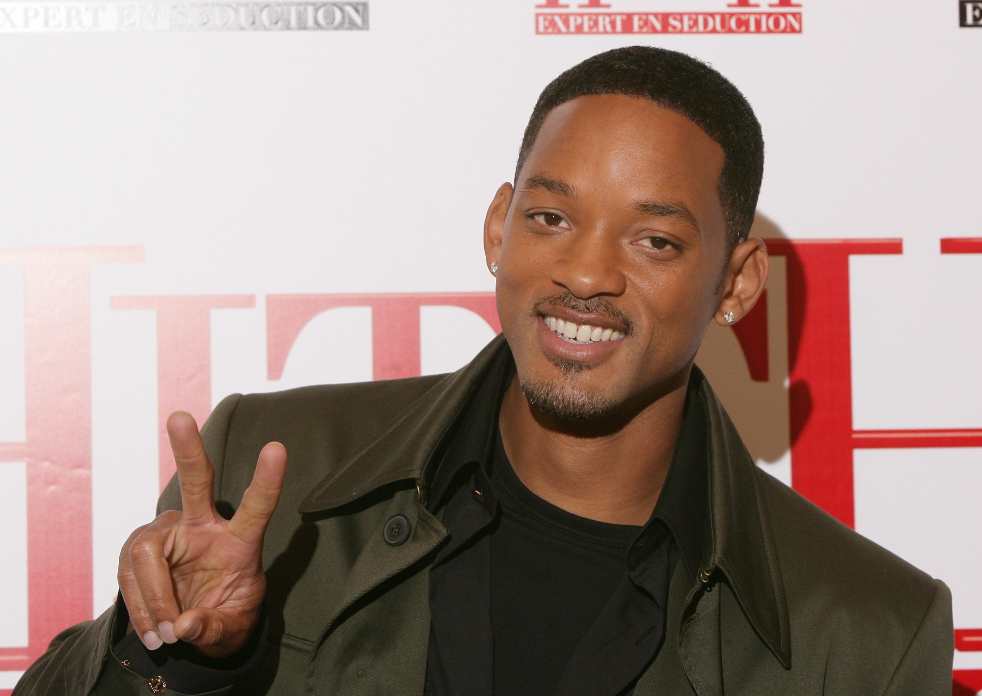 'Hitch' actor Will Smith holding up the peace sign standing in front of the movie step and repeat