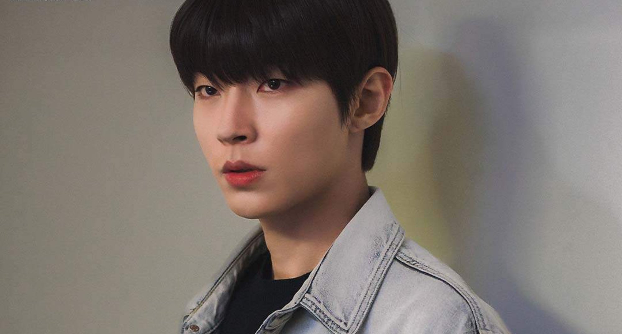 Hwang In-youp as Gong Chan in 'Why Her?' wearing black shirt and jean jacket.