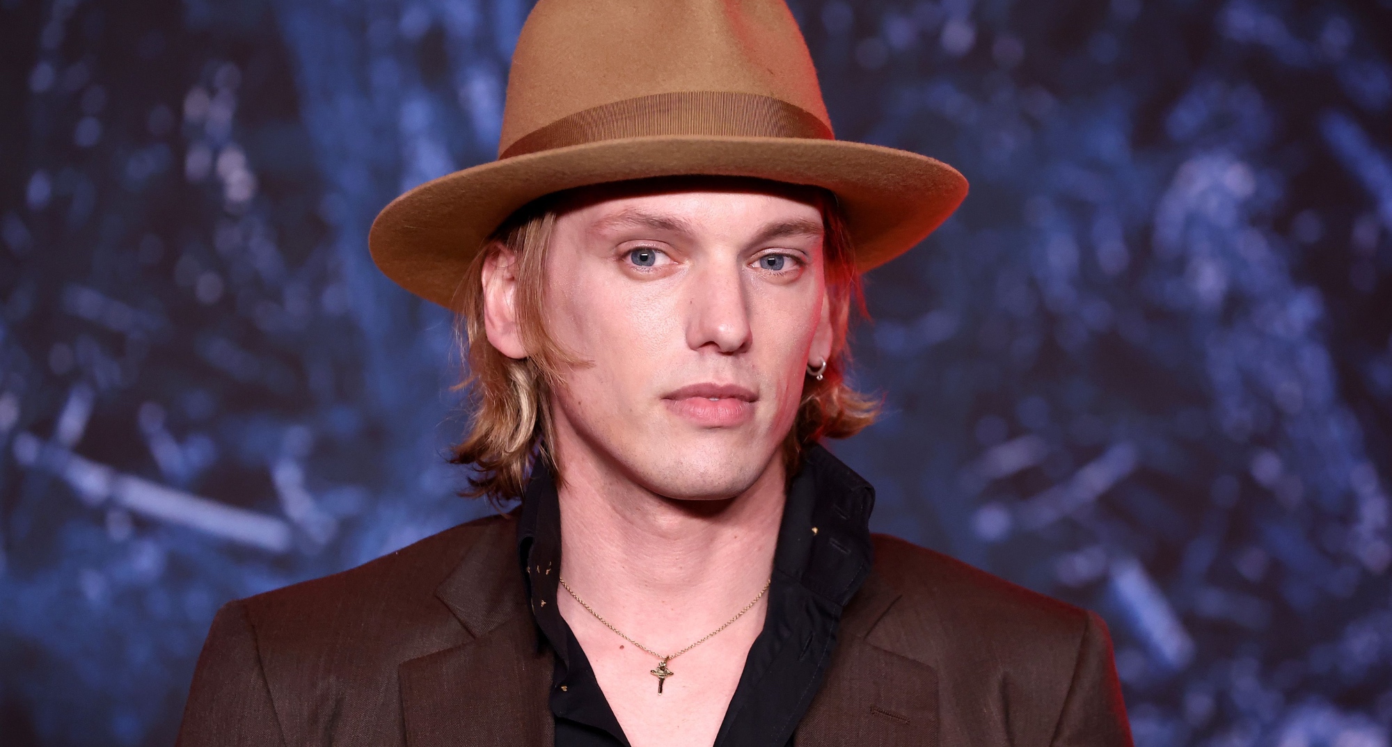 Jamie Campbell Bower at 'Stranger Things' Season 4 premiere wearing tan hat.