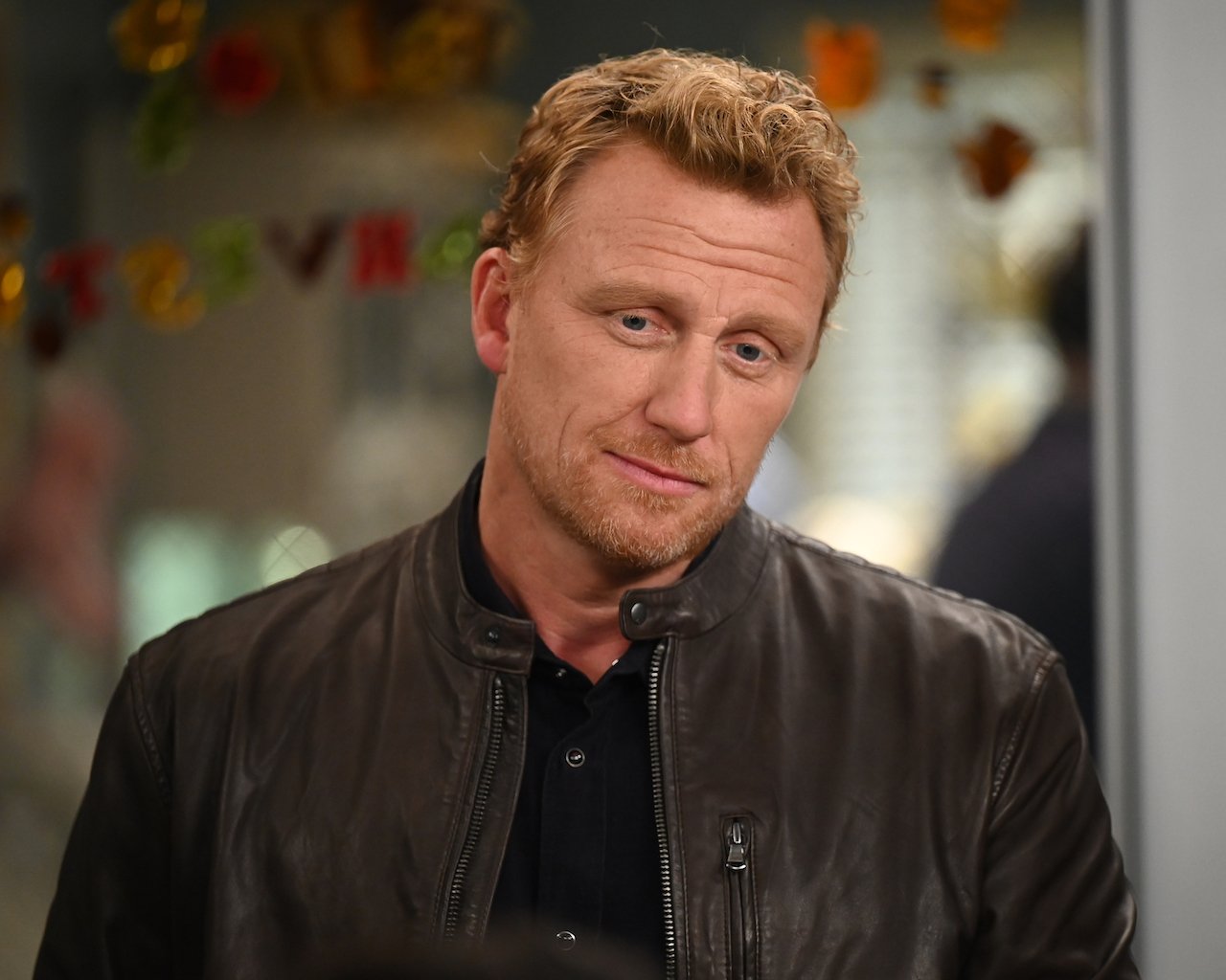 Kevin McKidd as Owen Hunt wears a leather jacket on 'Grey's Anatomy'.