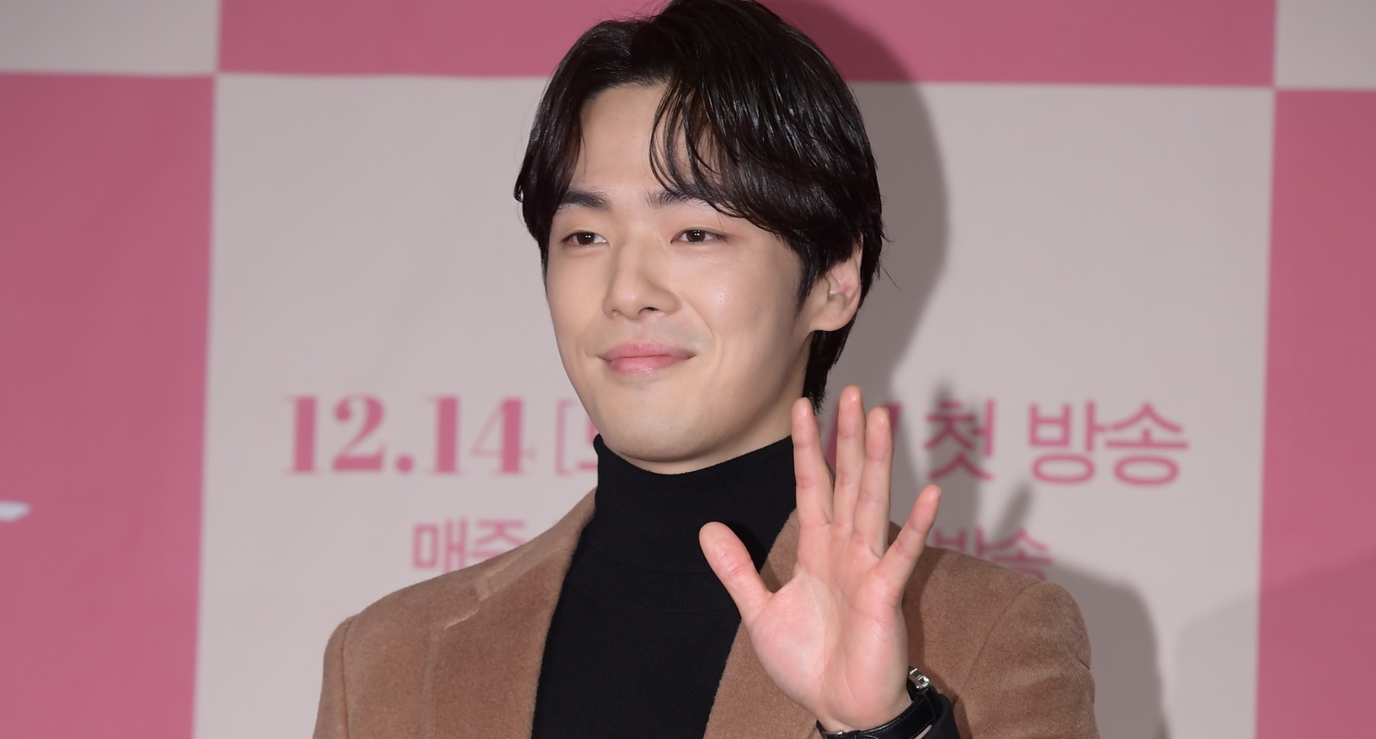 Kim Jung-hyun at 'Crash Landing on You' press conference wearing turtleneck.