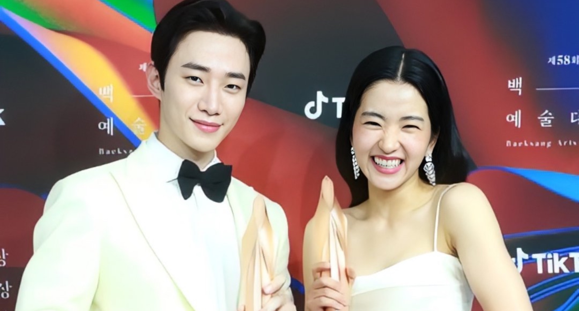 Lee Junho and Kim Tae-ri at the 58th Baeksang Awards holding trophies
