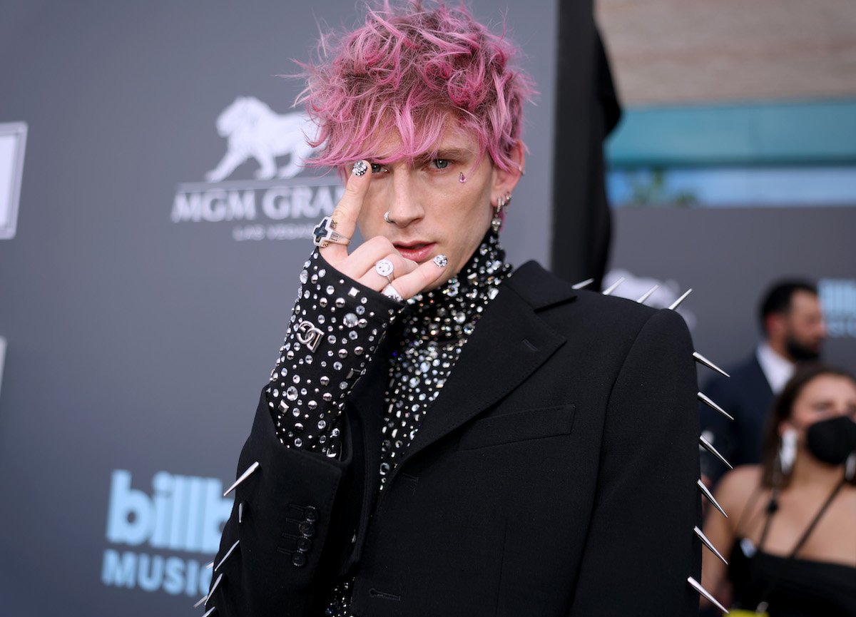 Machine Gun Kelly shows off his $30,000 diamond manicure at the 2022 Billboard Music Awards.