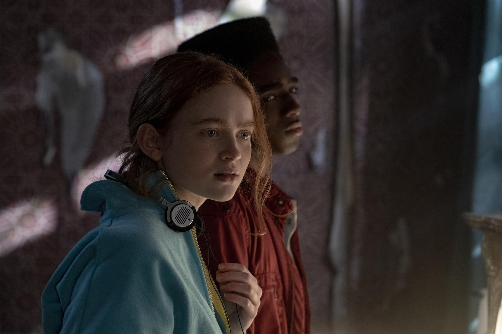 Max Mayfield (Sadie Sink) listens to Kate Bush's 'Running Up That Hill' while standing next to Lucas Sinclair (Caleb McLaughlin) in 'Stranger Things' Season 4