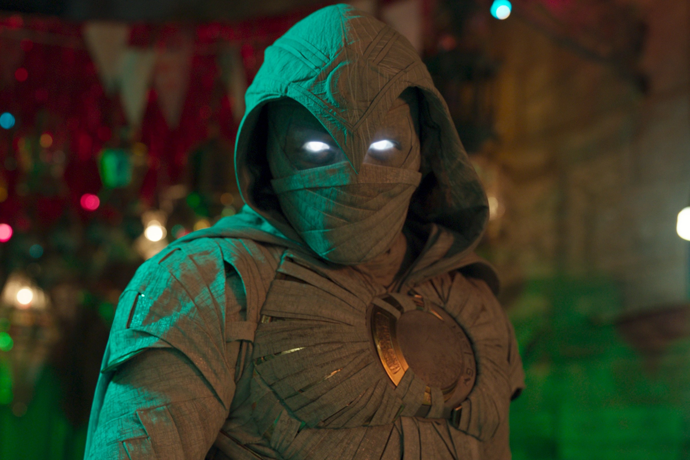 Oscar Isaac wears his white Moon Knight costume in the MCU Disney+ series.