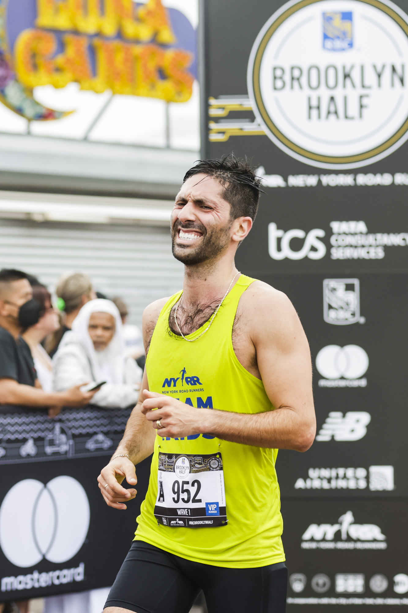 Nev Schulman looks pained while running a half marathon 