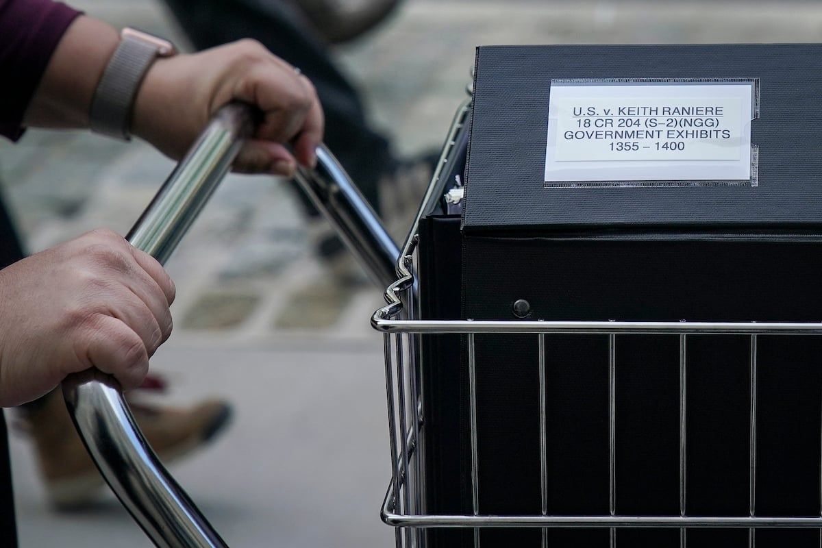NXIVM-Gerichtsdokumente in einem Einkaufswagen mit der Aufschrift „US v KEITH RANIERE“
