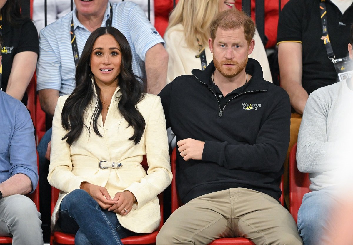 Prins Harry en Meghan wonen zittend een volleybalevenement bij tijdens de Invictus Games