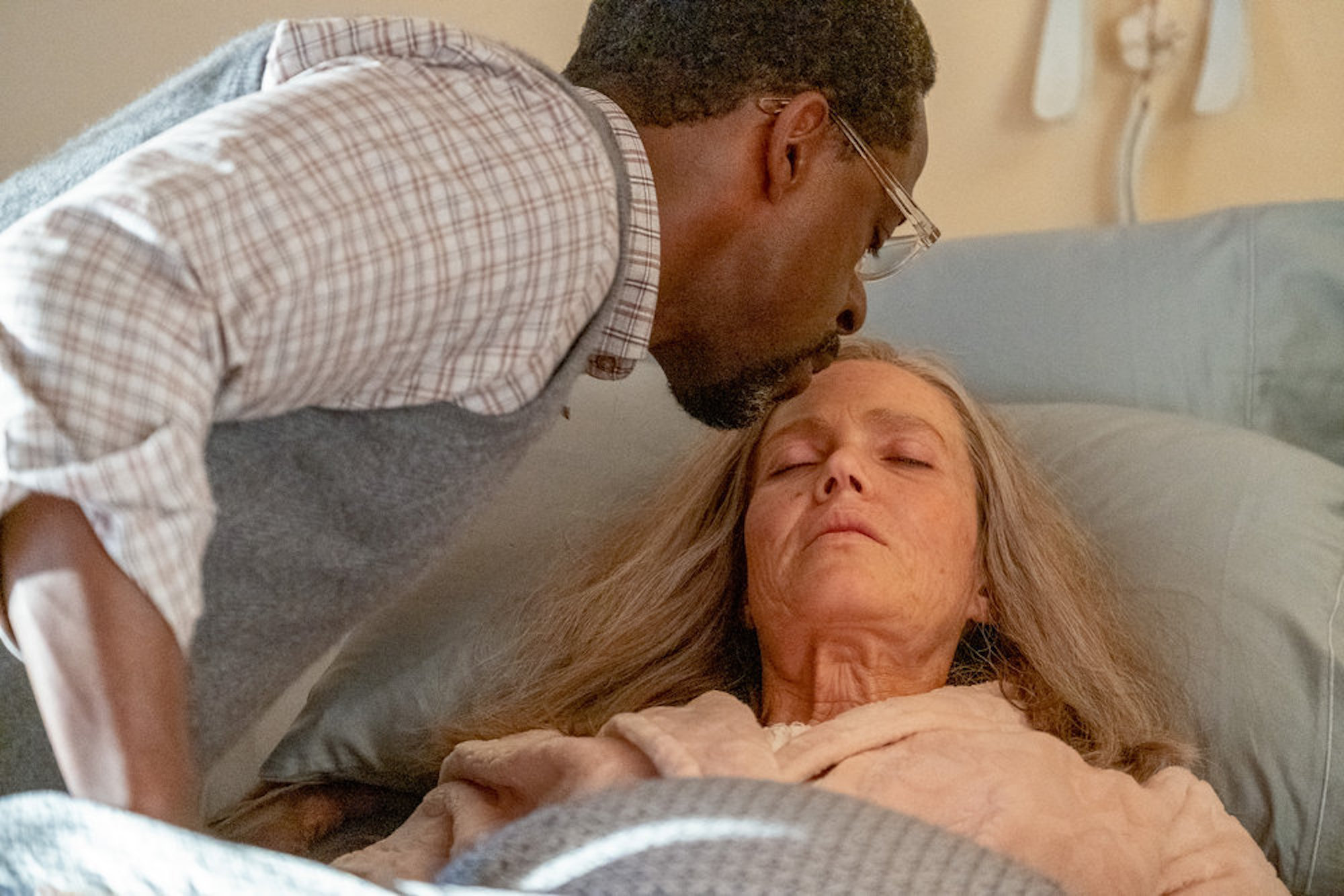 Randall kissing Rebecca's forehead in 'This Is Us' Season 6 Episode 17, 'The Train'