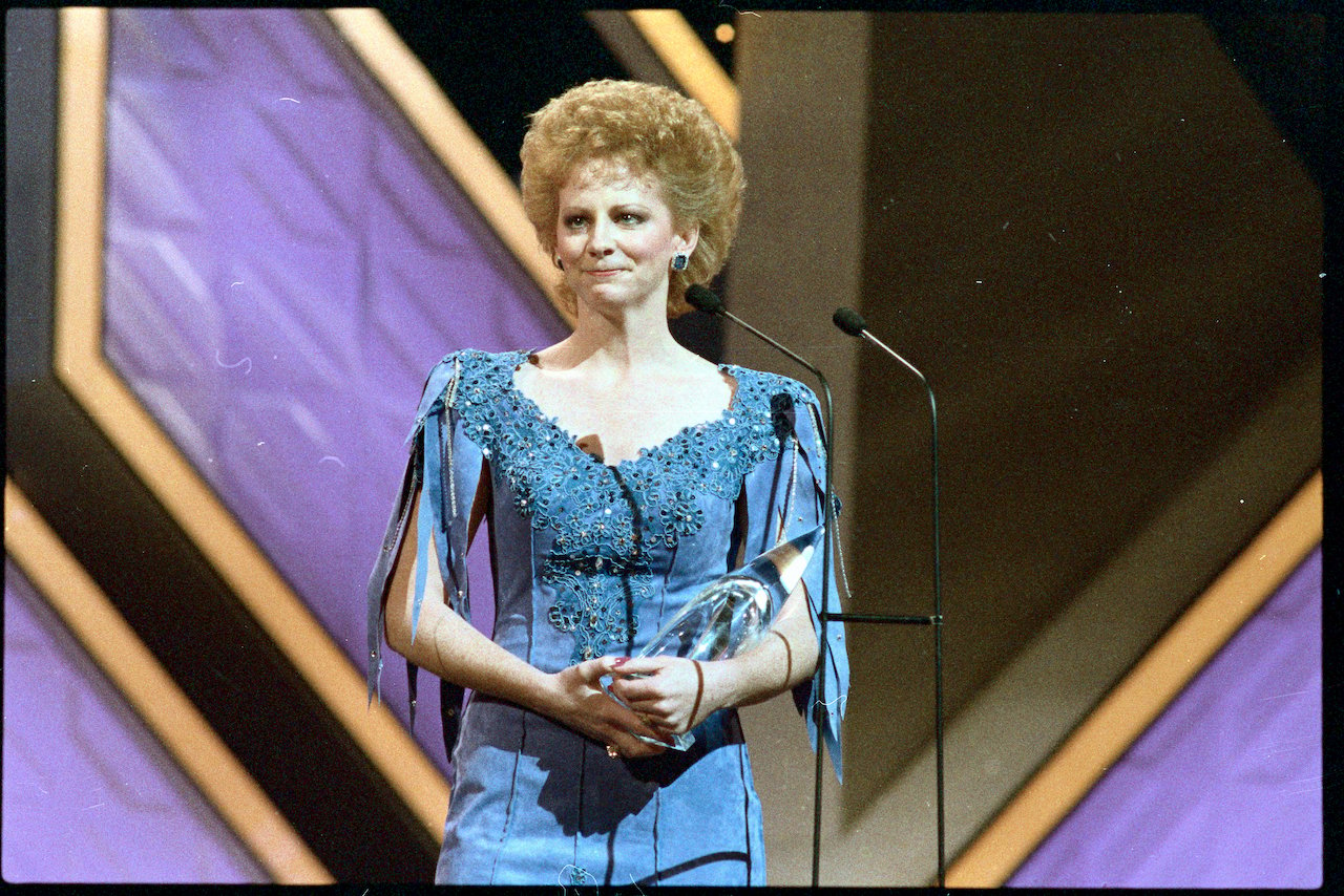 Reba McEntire tearfully accepts a CMA award