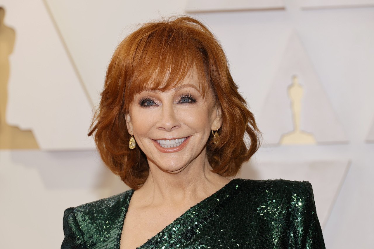 Reba McEntire posing at the 2022 Oscars