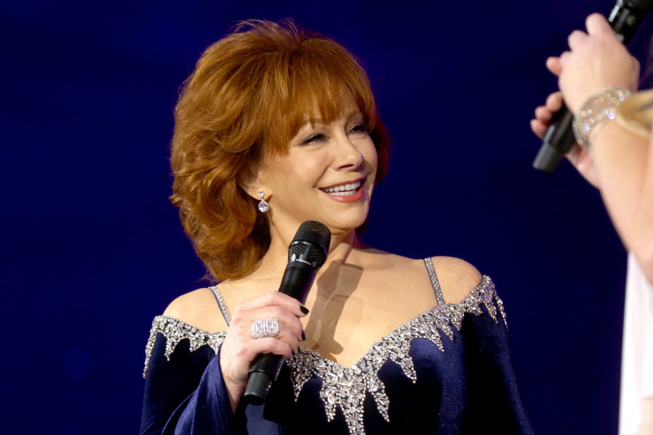 Reba McEntire shows off her good listening skill