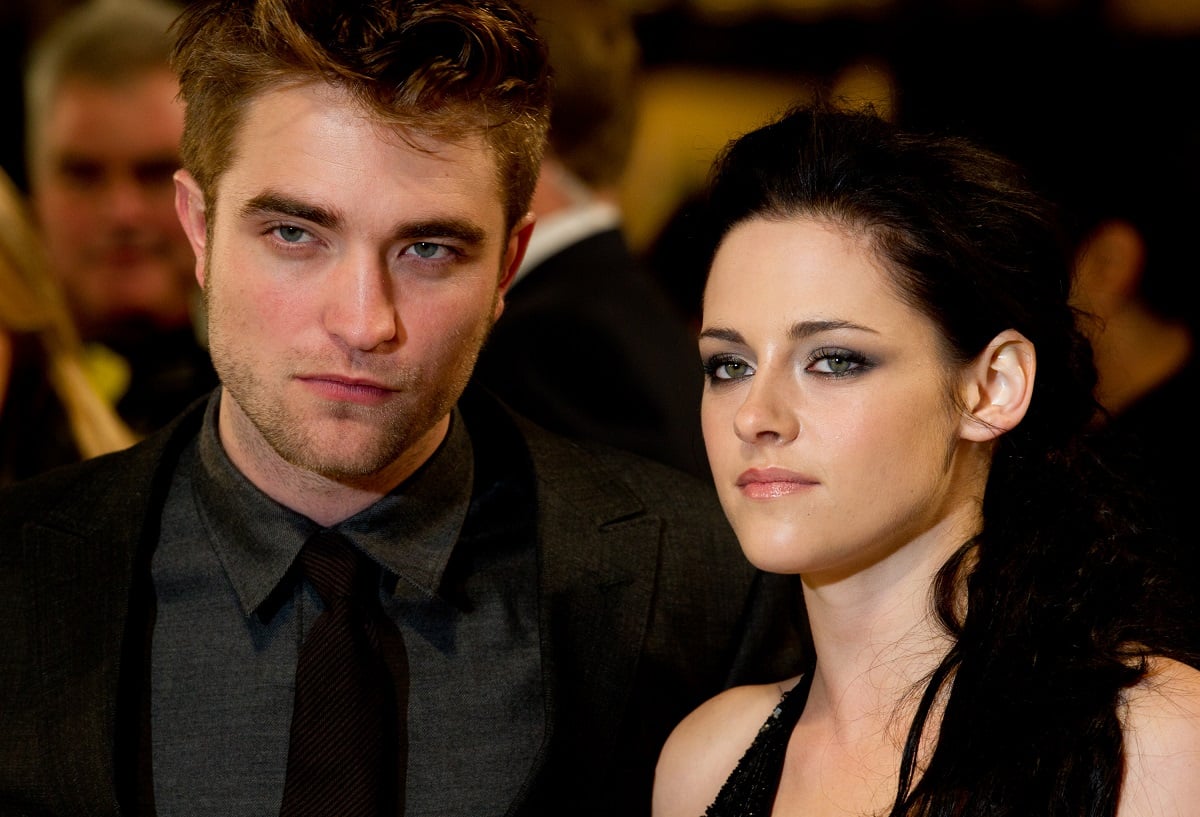 Robert Pattinson posiert neben Kristen Stewart.