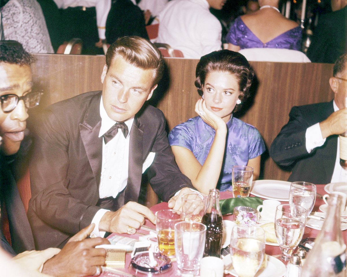Actors Robert Wagner and Natalie Wood eat a restaurant in 1958
