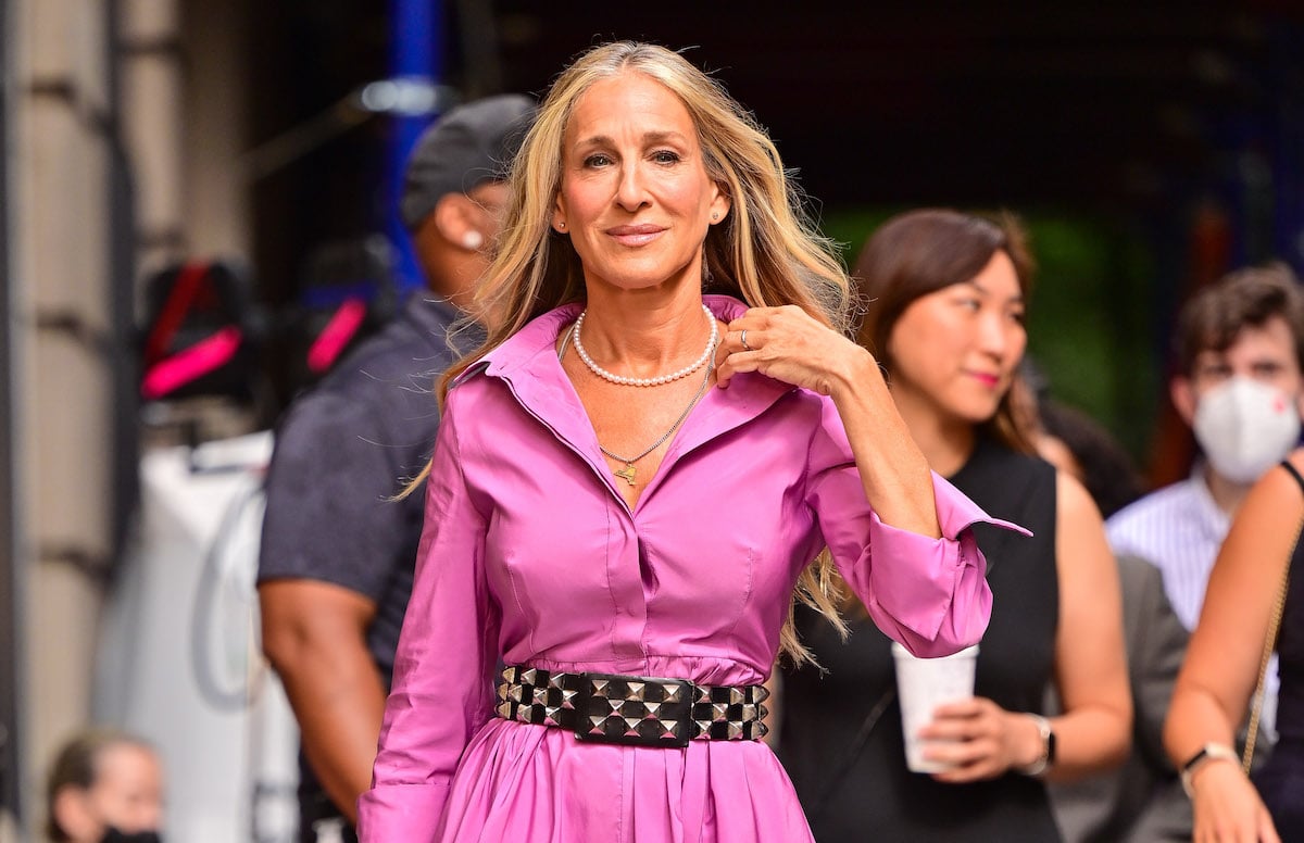 Sarah Jessica Parker smiling, walking down a street