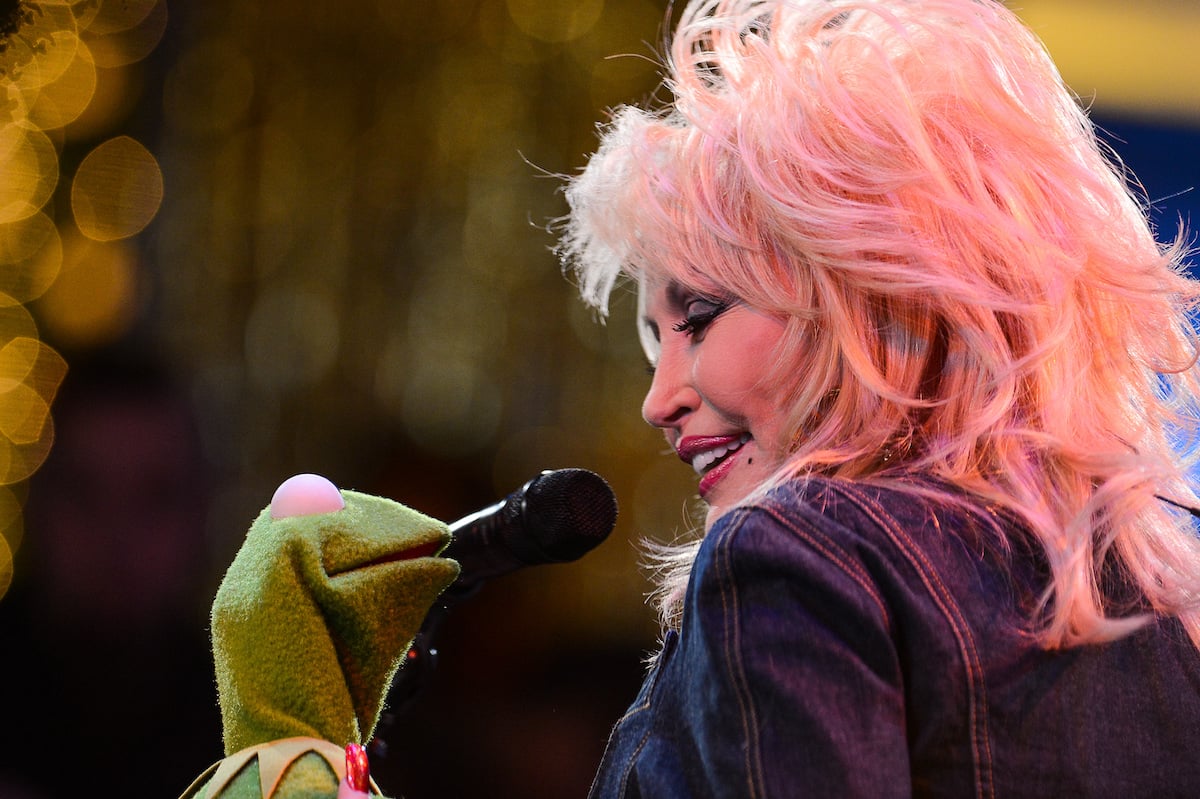 Singer Dolly Parton performs with Kermit The Frog on "Good Morning America"