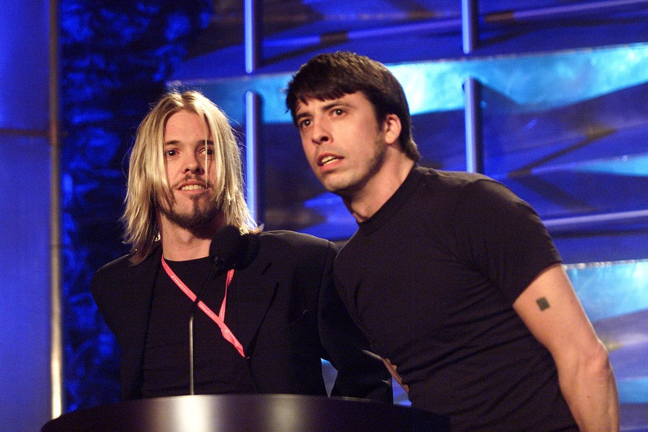 Taylor Hawkins and Dave Grohl inducting Queen into the Rock & Roll Hall of Fame in 2001.