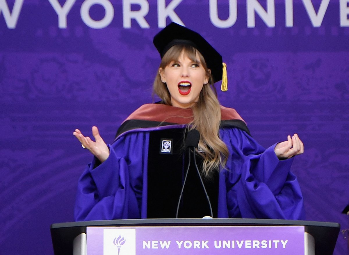 Wearing a graduation robe, Taylor Swift advises students to learn to live with cringe in NYUU commencement address