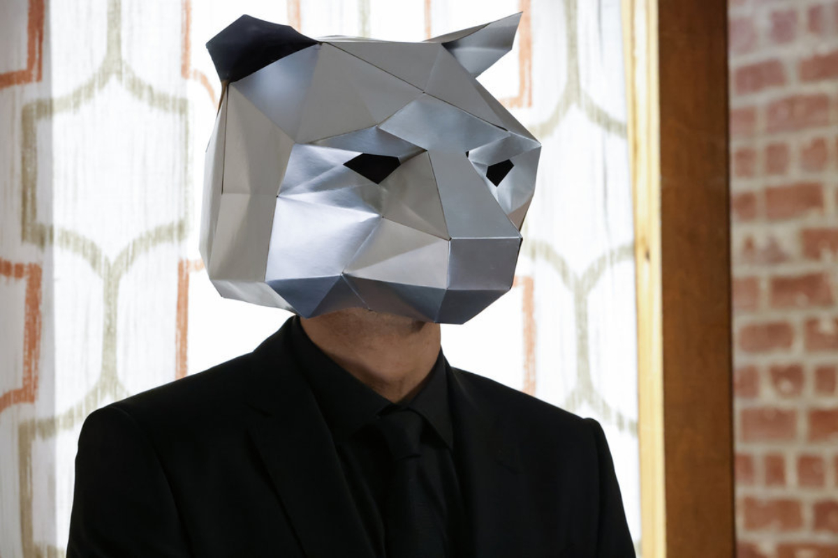 The Blacklist Staffel 9 Folge 19 war Kurt Perez gewidmet. Amir Arison trägt eine Bärenmaske. 