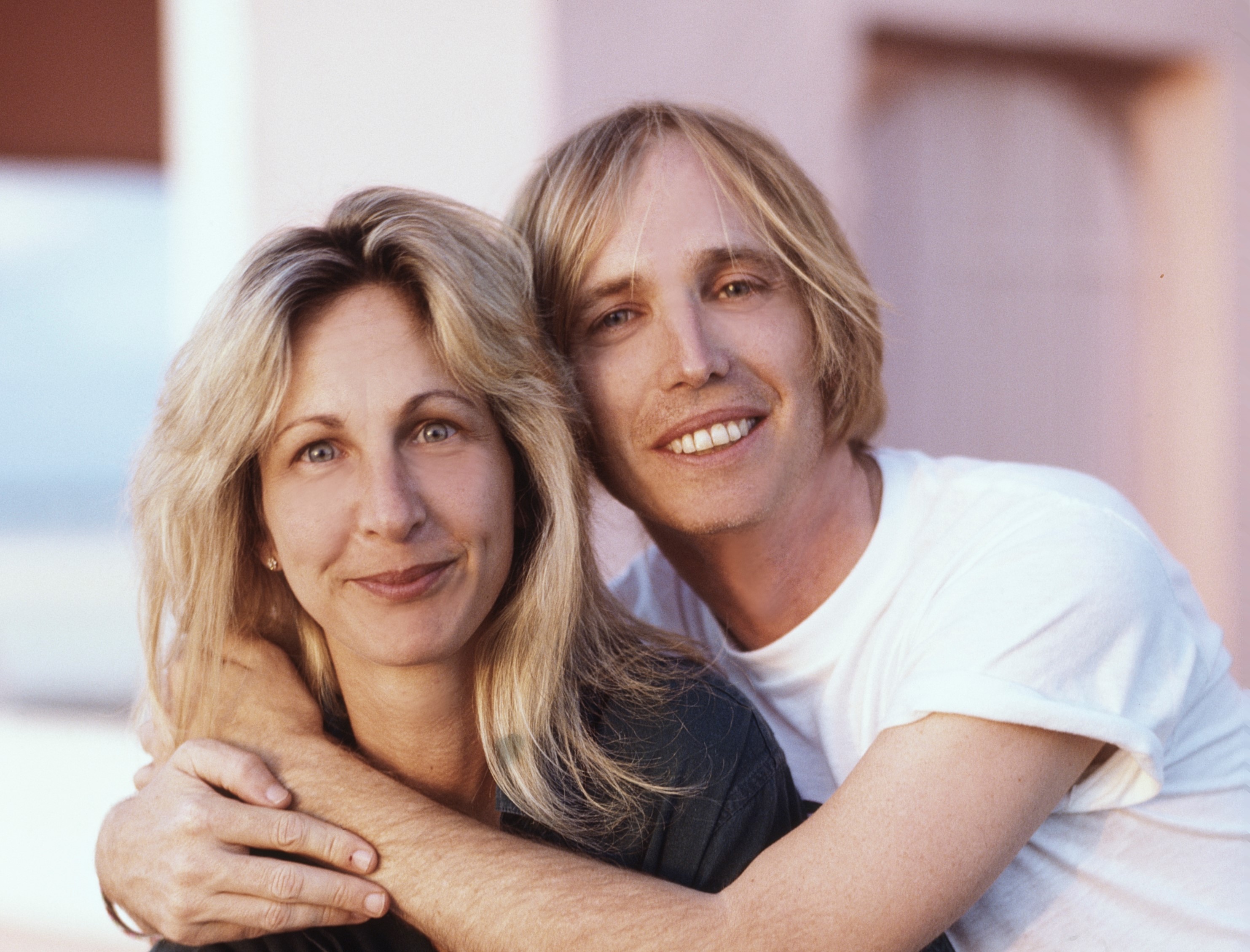 Tom Petty wraps his arms around his wife Jane Benyo.