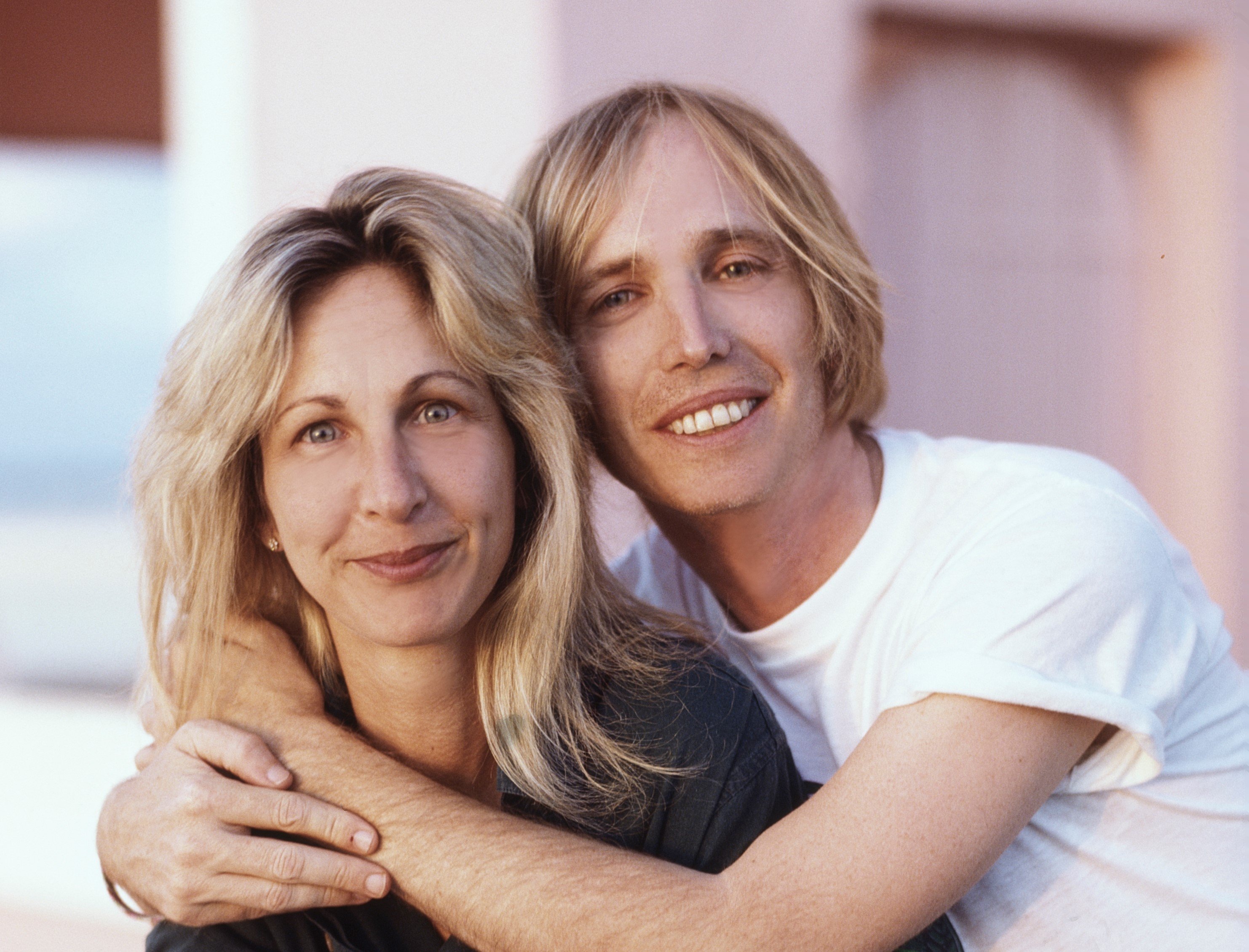 Tom Petty wraps his arms around his wife Jane Benyo.