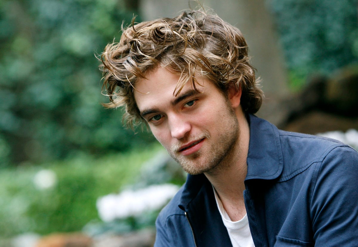 Robert Pattinson poses for Twilight cast portraits