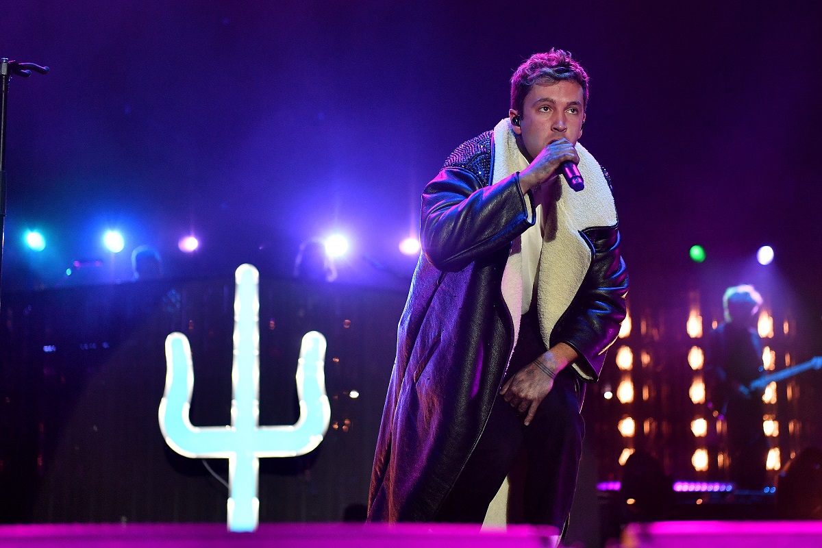  Tyler Joseph of Twenty One Pilots singing on stage at the Audacy Beach Festival 