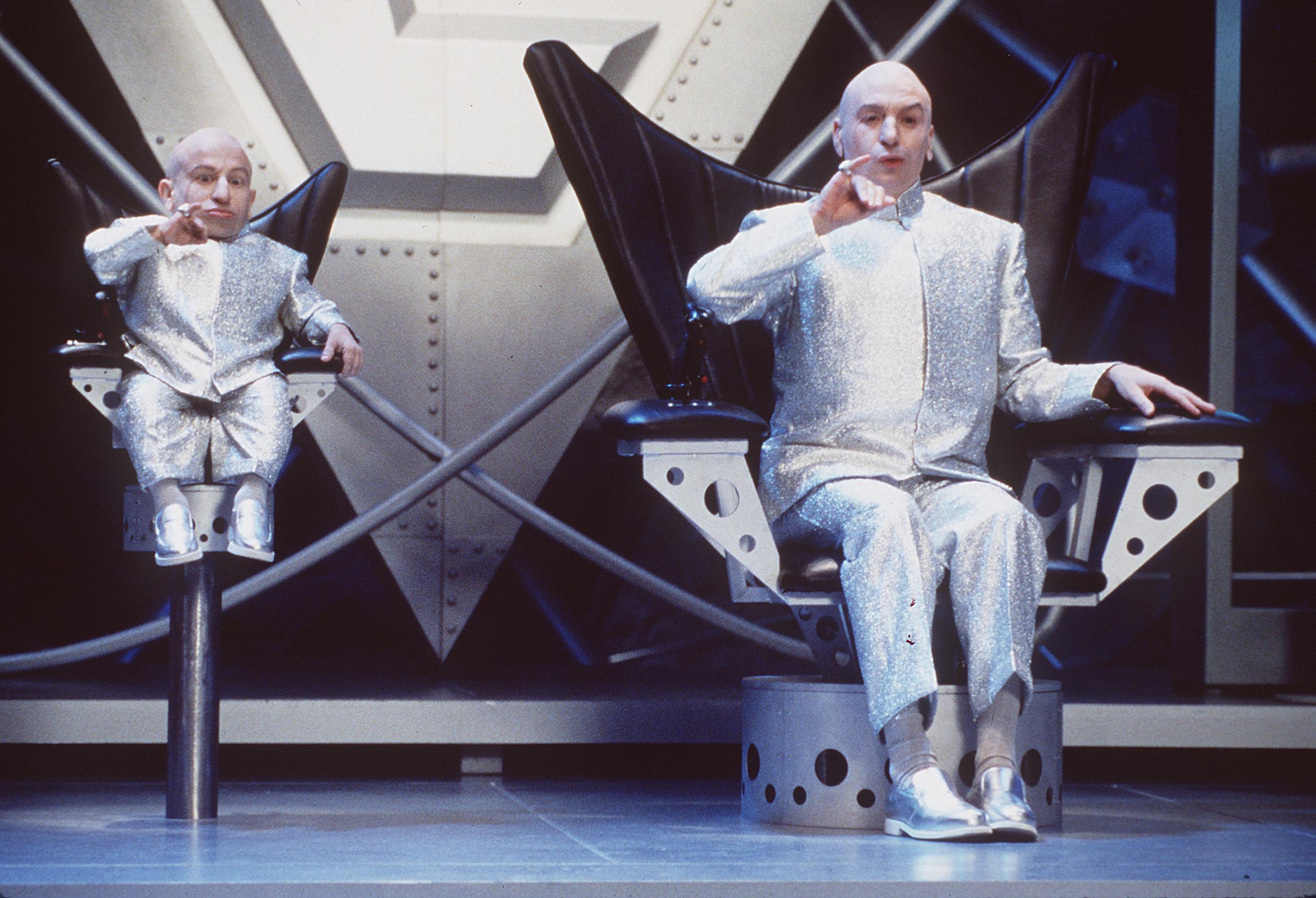 Verne Troyer plays Mini-Me and Mike Myers plays Dr. Evil in Austin Powers: The Spy Who Shagged Me